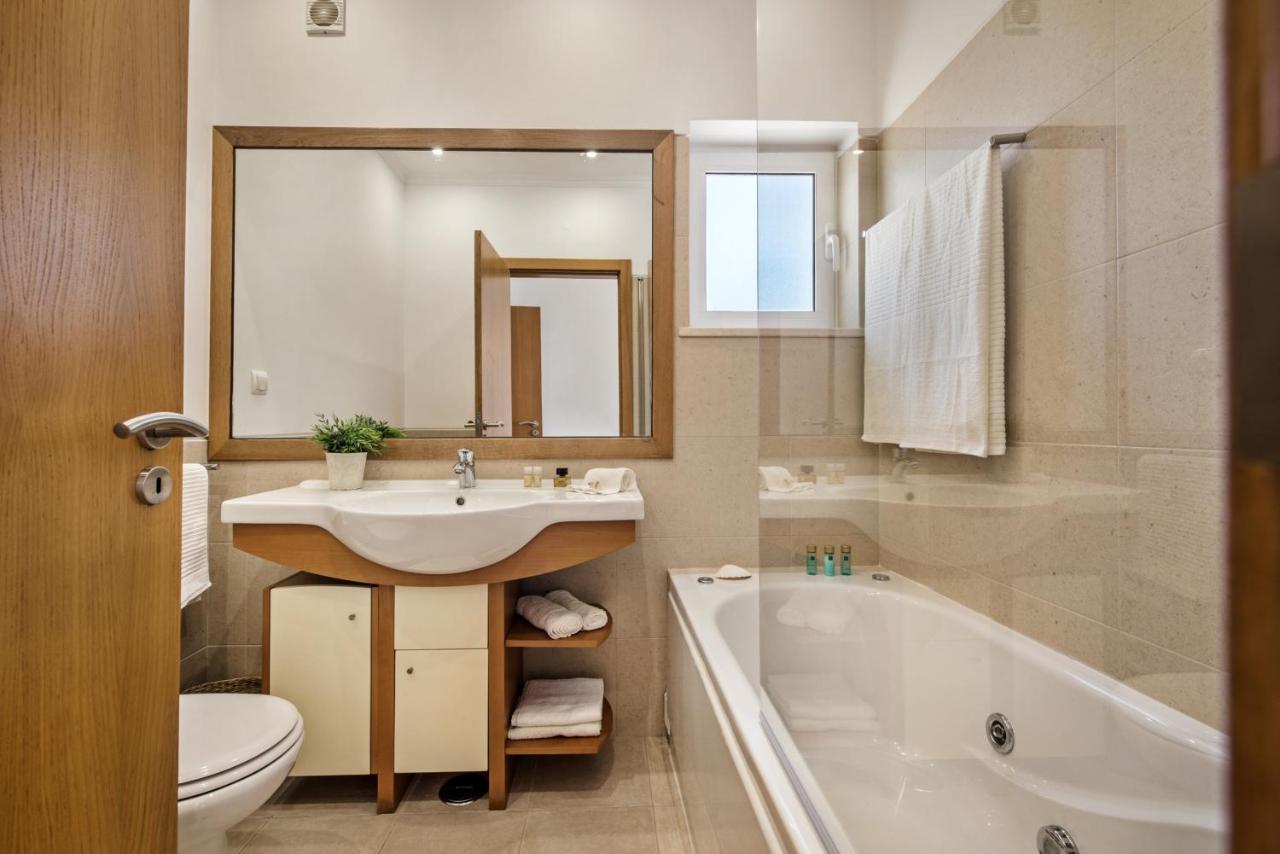 Luxurious First Floor Apartment Sleeps 4 Carvoeiro  Buitenkant foto